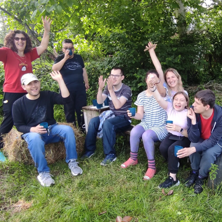 osoba s int-teskocama-u vrtu22